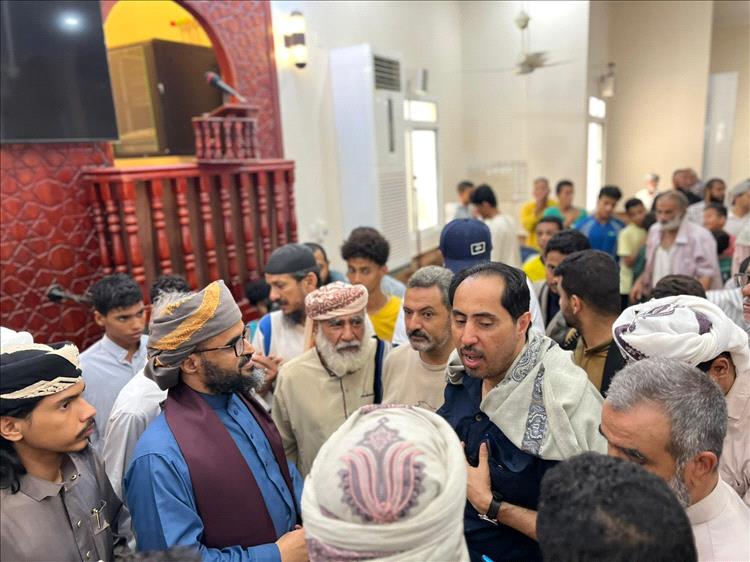 عدن.. إشادة واسعة بموقف نايف البكري إثر زيارته لمسجد عمر بن الخطاب بعد حادثة الاقتحام