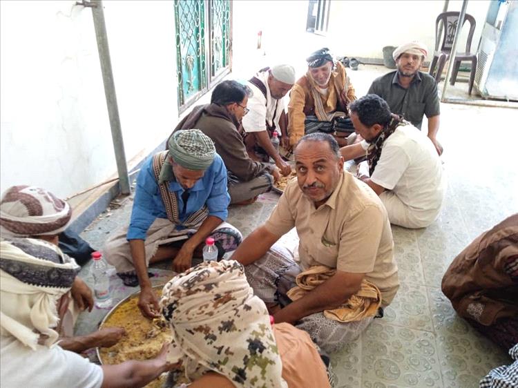 مأدبة غداء عامرة في يافع سرار احتفاءً بعودة رائد الداؤودي سالماً إلى منزله