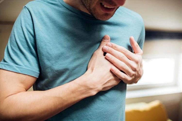 الطقس الحار يهدد صحة القلب: تحذيرات من مضاعفات خطيرة على المصابين بالأمراض المزمنة