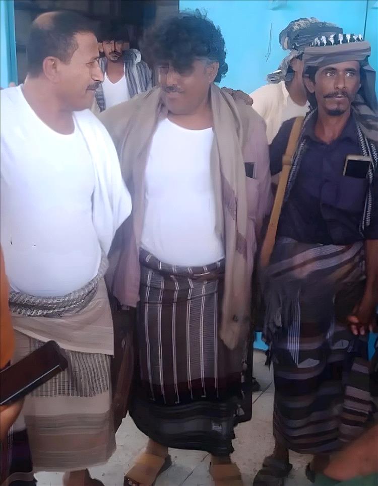 رغم الفقر والمعاناة.. مواطن من أبين يعيد حقيبة تحوي 40 ألف دولار وذهباً ثميناً لصاحبها