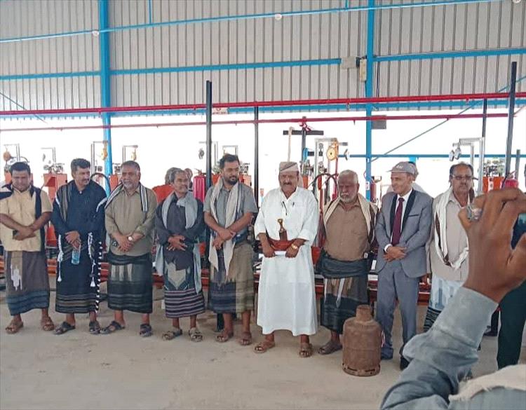 وكيل محافظة شبوة ومدير عام ميفعة يدشّنان محطة ميفعة للغاز المنزلي