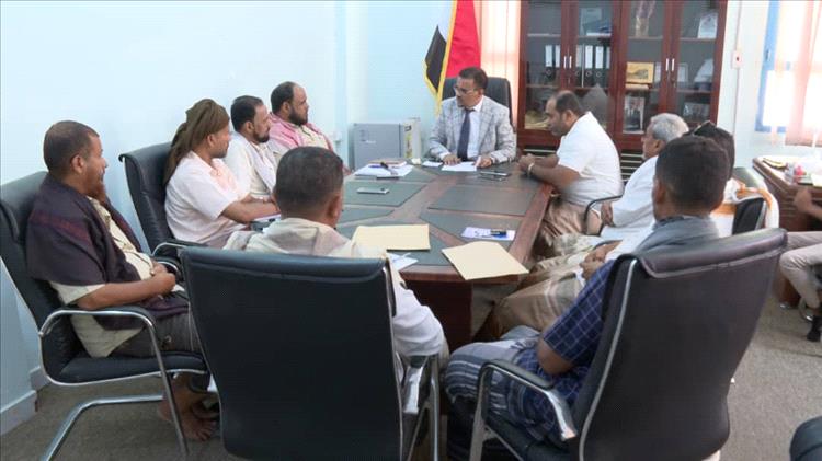 الأمين العام لمحلي حضرموت يبحث أوضاع مديرية الديس الشرقية ويؤكد اهتمام السلطة المحلية بتحسين الخدمات