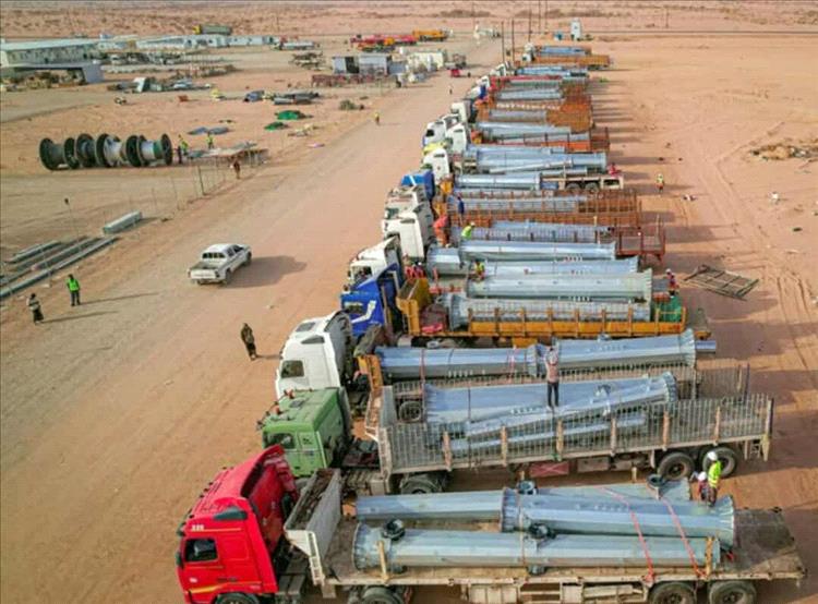 قافلة شاحنات ضخمة تصل شبوة استعدادًا لتشغيل مشروع الطاقة الشمسية الإماراتي