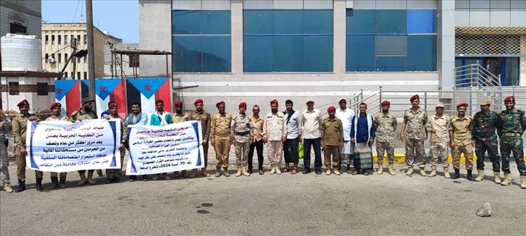 تنفيذ الوقفة الاحتجاجية الثانية لمطالية رئيس الوزراء  باعتماد مبلغ التعزيز المالي لرواتب ضباط الدفعة الثانية جامعيين