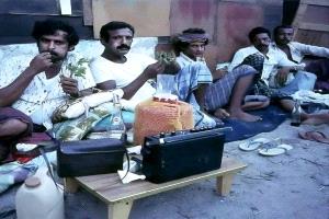 صورة من الزمن الجميل.. عندما كانت "مقايل القات" مساحة للأنس وتبادل الأحاديث بعيدًا عن صخب الهواتف