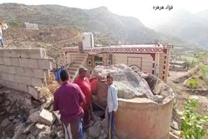 صخرة ضخمة تسقط على منزل مواطن في قرية الحصور بالضالع.. والمنطقة تدق ناقوس الخطر