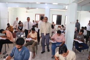 نائب رئيس جامعة الأحقاف يدشّن امتحانات الفصل الدراسي الثاني بكليات الجامعة بالمكلا