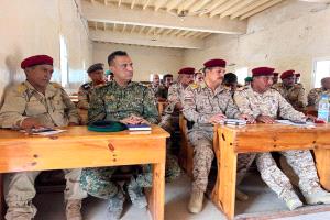 اللواء مرصع يدشن دورتين تدريبيتين في محور الغيضة لتعزيز الجاهزية والانضباط العسكري