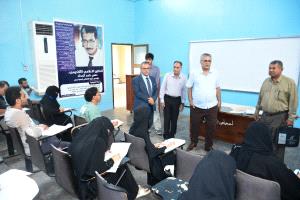 رئيس جامعة عدن يتفقد سير امتحانات الفصل الثاني بكليتي الآداب والإعلام