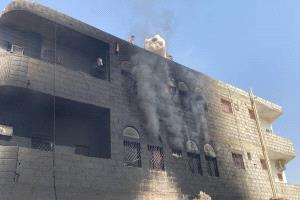 حريق يلتهم مبنى سكني بمدينة عتق و يخلف اضرار مادية