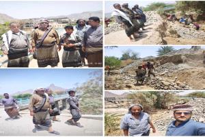 مدير عام بيحان ومدير مكتب الاشغال يتفقدا سير العمل في بناء حماية الطرق المؤدية إلى جسر التعاون