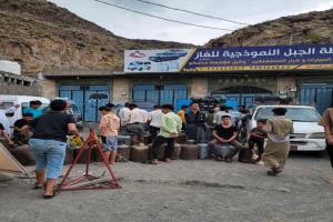 مواقد الحطب يعود إلى الواجهة من جديد في مدينة تعز بدلاً من الغاز .. والجوع يُحاصر منازلها