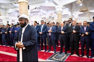 الرئيس العليمي يؤدي صلاة العيد في عدن ويستقبل جموع المهنئين من المواطنين والمسؤولين