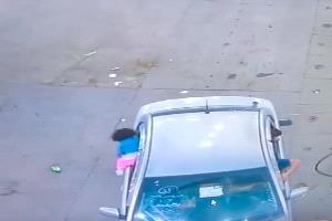 نجاة طفلة من الدهس عقب نزولها من سيارة والدها.. فيديو