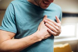 الطقس الحار يهدد صحة القلب: تحذيرات من مضاعفات خطيرة على المصابين بالأمراض المزمنة