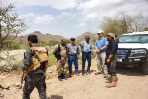 منسق الأمم المتحدة لقطاع الألغام يزور الضالع ويشيد بجهود السلطة المحلية في تأمين الطريق الدولي