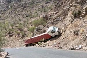 سقوط قاطرة نقل في نقيل الشيم الرابط بين قعطبة ومريس بعد فتح الطريق