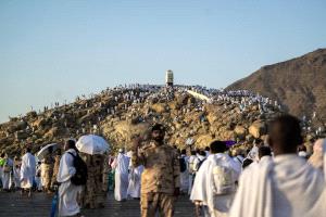 حجاج اليمن ينفرون إلى مزدلفة بعد أداء الركن الأعظم من الحج