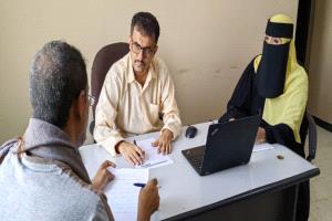مكتب الإعلام بلحج يناقش تكثيف العمل الإعلامي بالمديريات ويوجه التفاعل مع التثقيف الصحي بشأن مخاطر الحميات