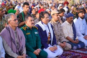 وكيل محافظة شبوة يؤدي صلاة عيد الأضحى المبارك مع جموع المصلين ويستقبل المهنئين في مدينة عتق.
