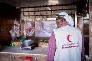 هيئة الهلال الأحمر الإماراتي تدشن توزيع أضاحي العيد على الأسر الاشد فقرا في محافضتي عدن ولحج