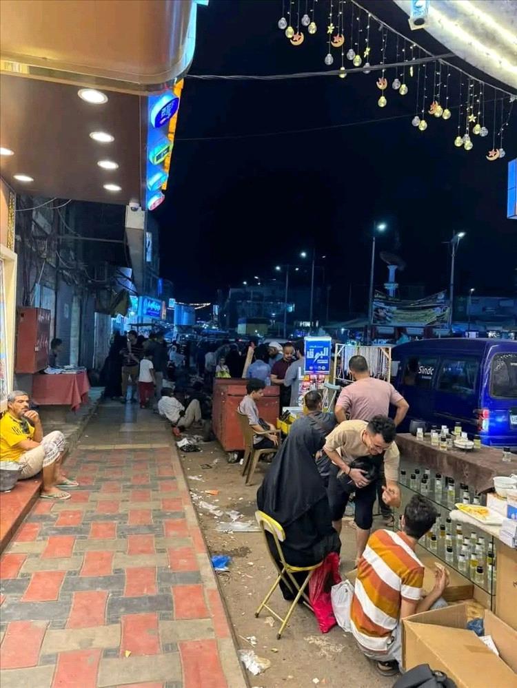 في رمضان.. نصف الأسر في عدن تلجأ للأرصفة لبيع حاجيات العيد لمواجهة المصاريف اليومية
