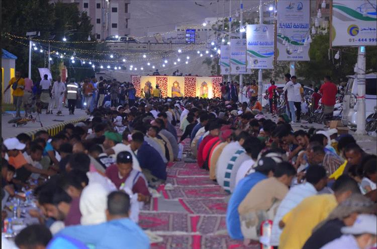 أهالي المكلا يقيمون سفرة إفطار رمضاني بحضرموت للمرة الثالثة على التوالي