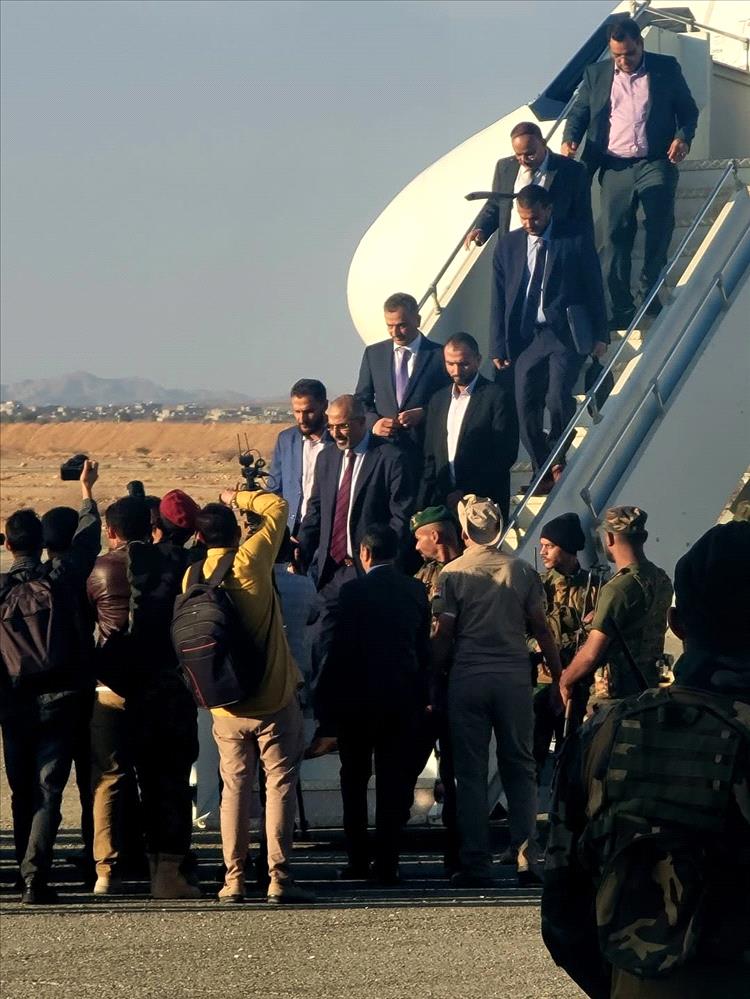 محافظ شبوة والقيادات المحلية يستقبلون نائب رئيس مجلس القيادة الرئاسي اللواء عيدروس الزبيدي بمطار عتق