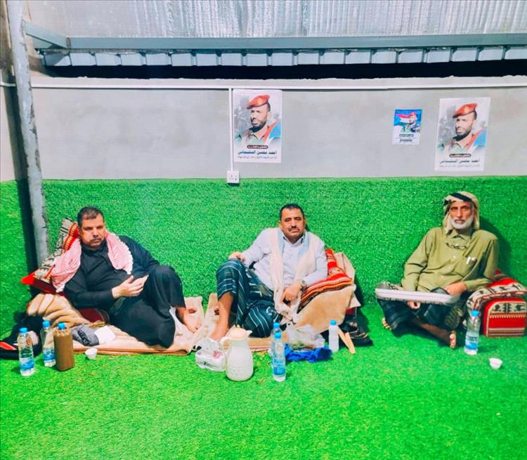 قائد محور عتق ومدير عام شرطة شبوة يزوران أسرة الشهيد أحمد محسن السليماني