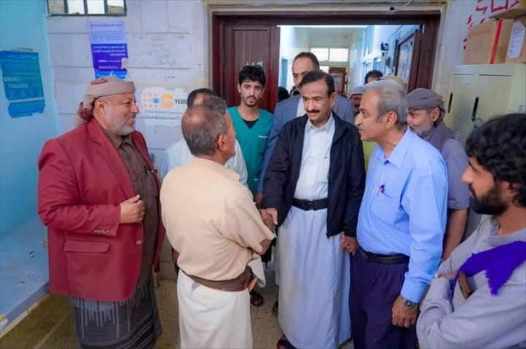 إعفاء عشرة مواطنين من تكاليف العمليات خلال زيارة مفاجئة للمحافظ ابن الوزير لمستشفى شبوة العام للأمومة والطفولة