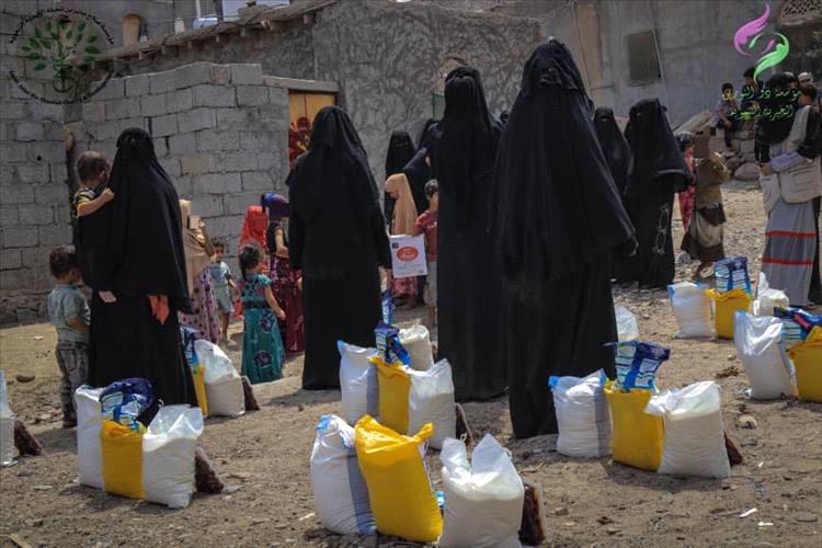 مؤسسة ذو النورين بالشراكة مع مؤسسة بن شعيلة توزع سللاً غذائية ومستلزمات للأسر الفقيرة في قرية الخضراء بلحج