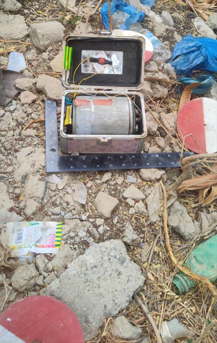 فرق «مسام» تكتشف حقيبة نسائية مفخخة بلغم مطور في محافظة تعز