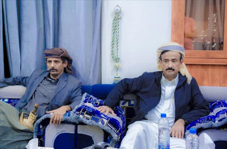 محافظ شبوة بن الوزير يناقش مع رئيس حلف قبائل شبوة سُبل تعزيز التنسيق بين السلطة والمكونات المجتمعية