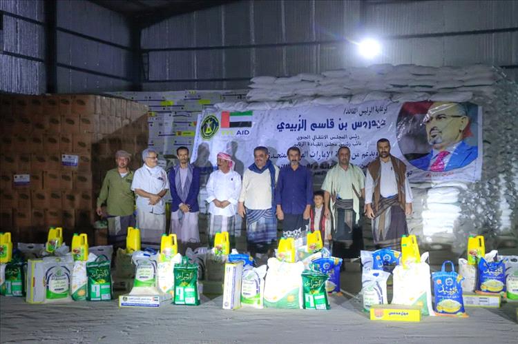 بتوجيهات اللواء الزُبيدي.. انتقالي شبوة يدشن توزيع السلال الغذائية على أسر الشهداء والمحتاجين بالمحافظة