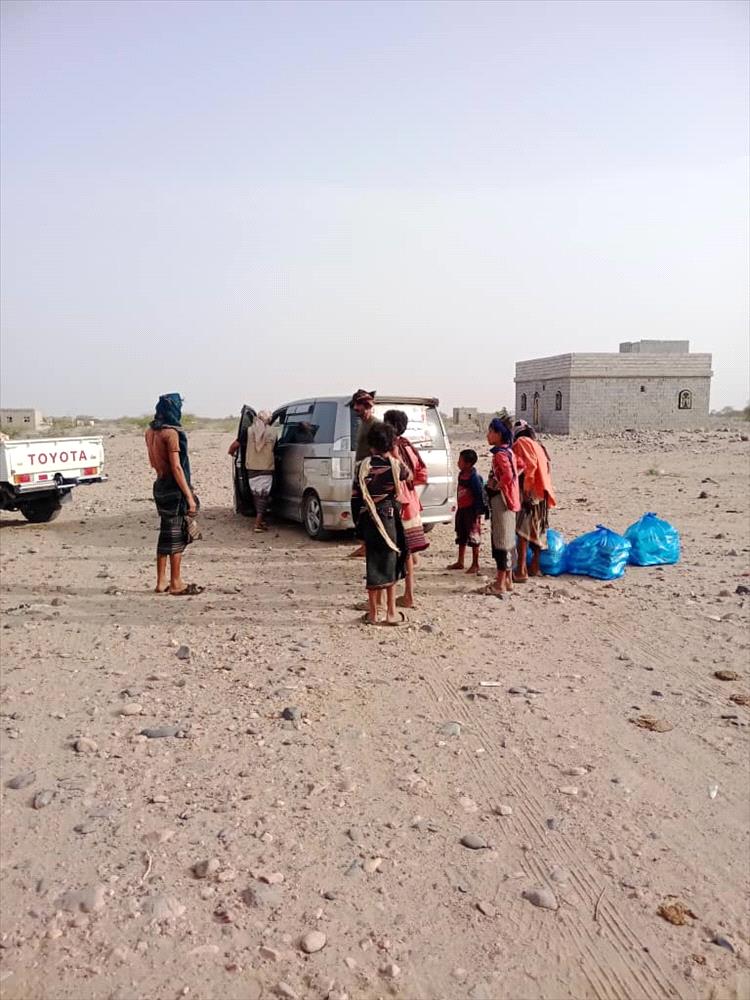 القوات المشتركة ودرع الوطن تواصلان توزيع وجبات الإفطار في لحج لليوم السادس والعشرين من رمضان