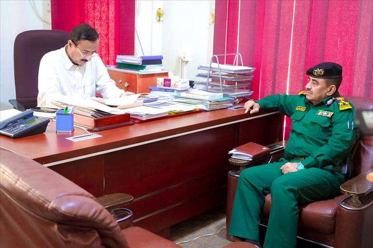 محافظ شبوة يناقش مع مدير عام شرطة المحافظة الخطة الأمنية لعيد الفطر المبارك