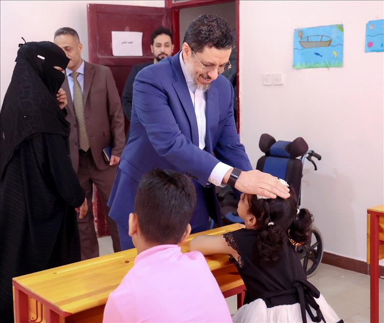 رئيس الوزراء يزور مؤسسة الحق في الحياة ويوجه بتوسيع خدمات أطفال الشلل الدماغي