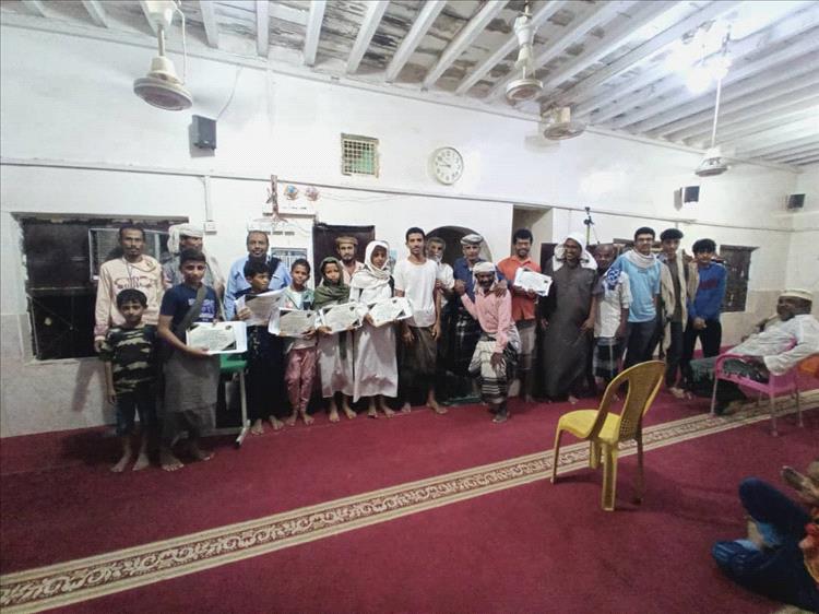حفل تكريم عدد من المتسابقين من حفاظ كتاب الله بمسجد عثمان ابن عفان رضي الله عنه بمنطقة (المحل) في زنجبار