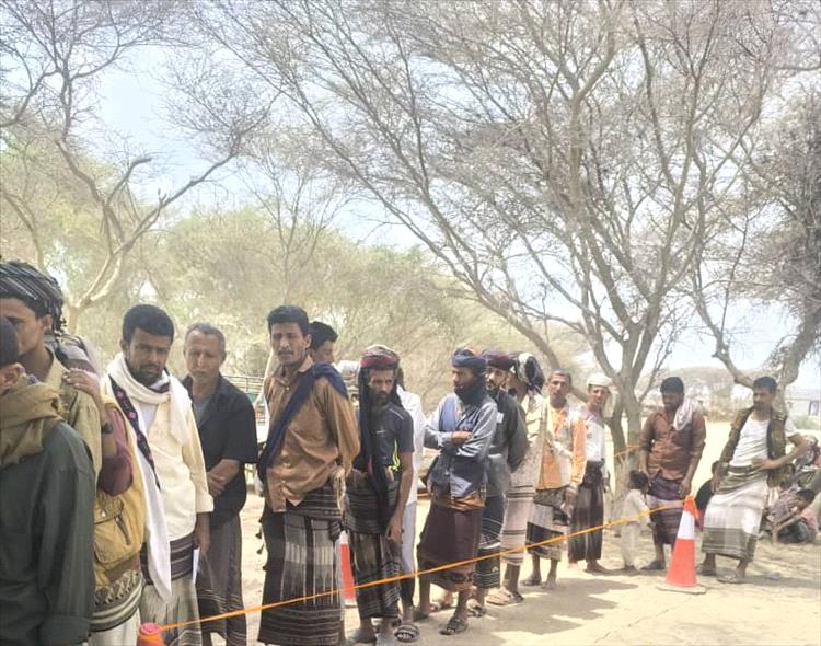 منظمة كير العالمية تجدد الصرف لعدد 118 مستفيد من أبناء مناطق خنفر