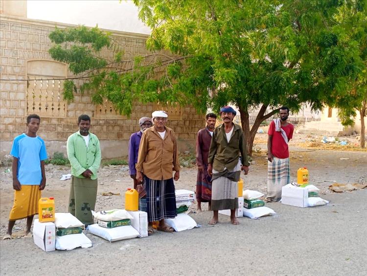 انتقالي حجر حضرموت يدشن توزيع السلال الغذائية على اسر الشهداء بالمديرية
