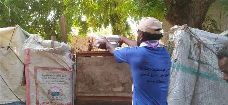 قوات درع الوطن تقيم إفطار صائم في قرية المحل بزنجبار والمعهد المهني بالكود وتستهدف حارات الكدمة والمسح والأبحاث