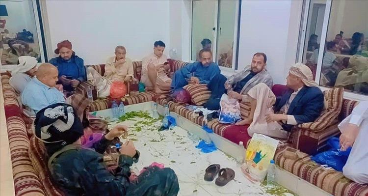 أبناء شرعب الرونة ينفذون جلسة تضامن مع والد الشهيد حسين فؤاد نصر ويطالبون بالقبض على الجناة