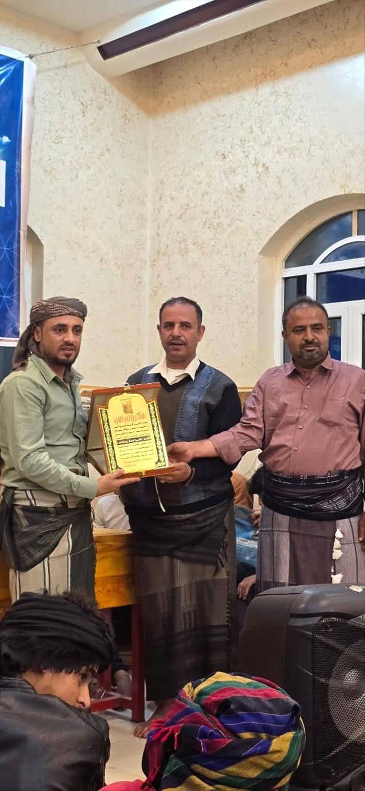تكريم المعلمين وطلاب الجامعات في تشرافس – يافع خلال الحفل الختامي للفعاليات الرمضانية برعاية أحلام الشرق ومؤسسة جميل المفلحي