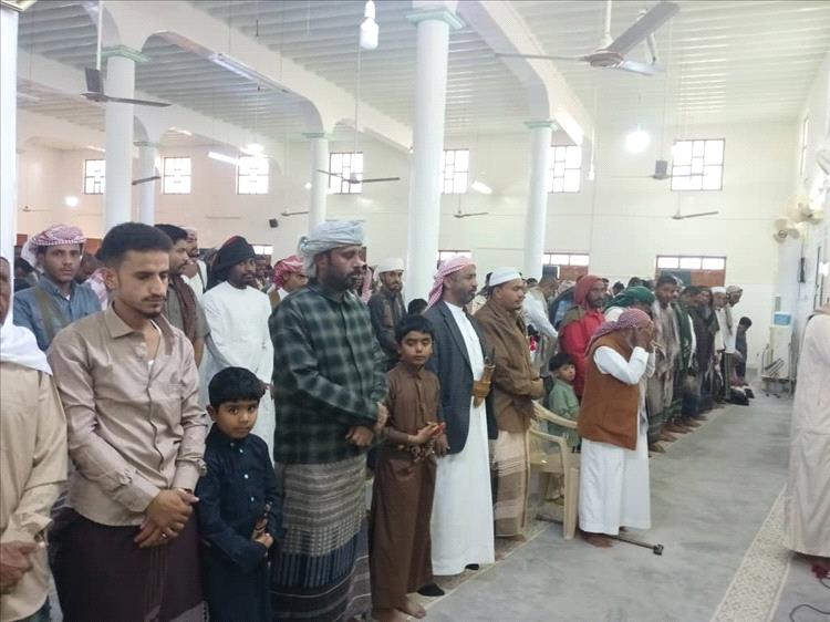 الشيخ بن حبريش يؤدي صلاة عيد الفطر مع المصلين في جامع العليب ويستقبل جموع المهنئين