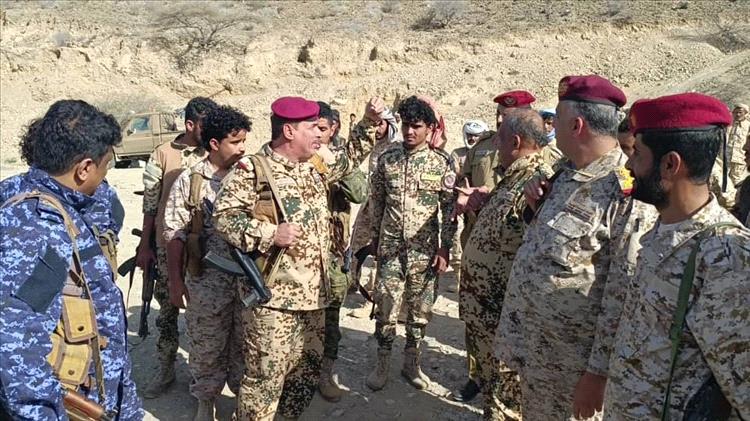 قيادة محور أبين العملياتي تزور مواقع المقاتلين في جبهتي ثرة والمحلحل في أول أيام عيد الفطر