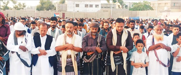 رئيس انتقالي أبين يؤدي صلاة العيد مع جموع المواطنين بمدينة زنجبار