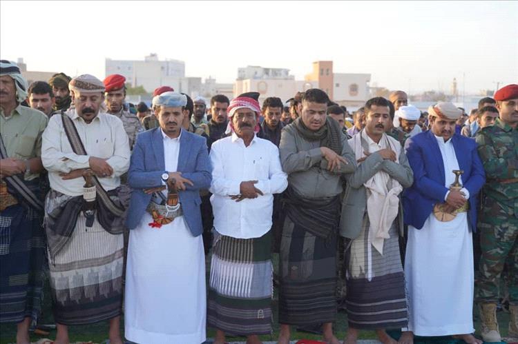 رئيس تنفيذية انتقالي شبوة يؤدي صلاة العيد مع قيادات السلطة المحلية والمواطنين ويتفقد مرضى مستشفيات عتق