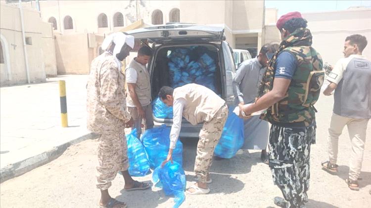 القوات المشتركة ودرع الوطن توزع وجبات غذائية في الحوطة