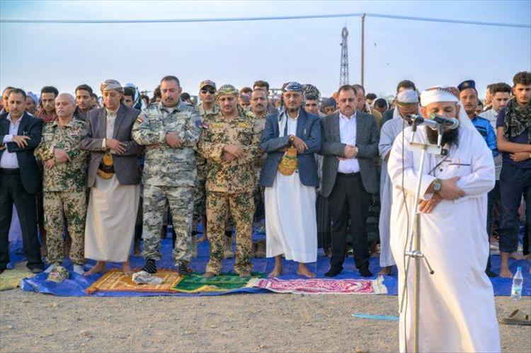 عضو مجلس القيادة الرئاسي العميد طارق صالح يؤدي صلاة عيد الفطر المبارك مع جموع المواطنين في المخا