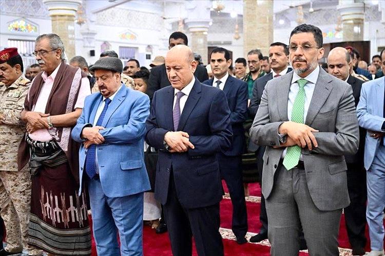 الرئيس العليمي يؤدي في عدن مع قيادات الدولة والمواطنين صلاة عيد الفطر ويستقبل جموع المهنئين